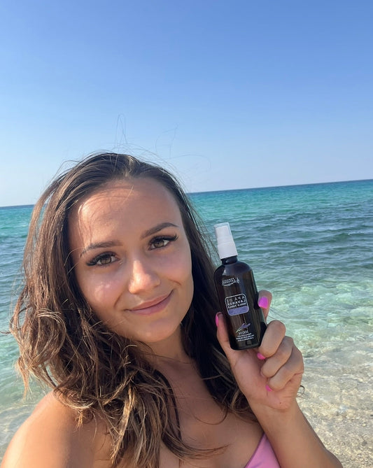 Lucia de la Romanța Lavandei prezentând apa de lavandă, tonic facial natural fără alcoolă