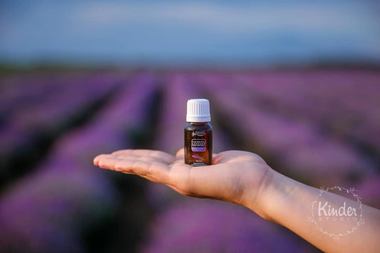 Ulei esențial de lavandă pur, obținut prin distilare tradițională în cultura Romanța Lavandei