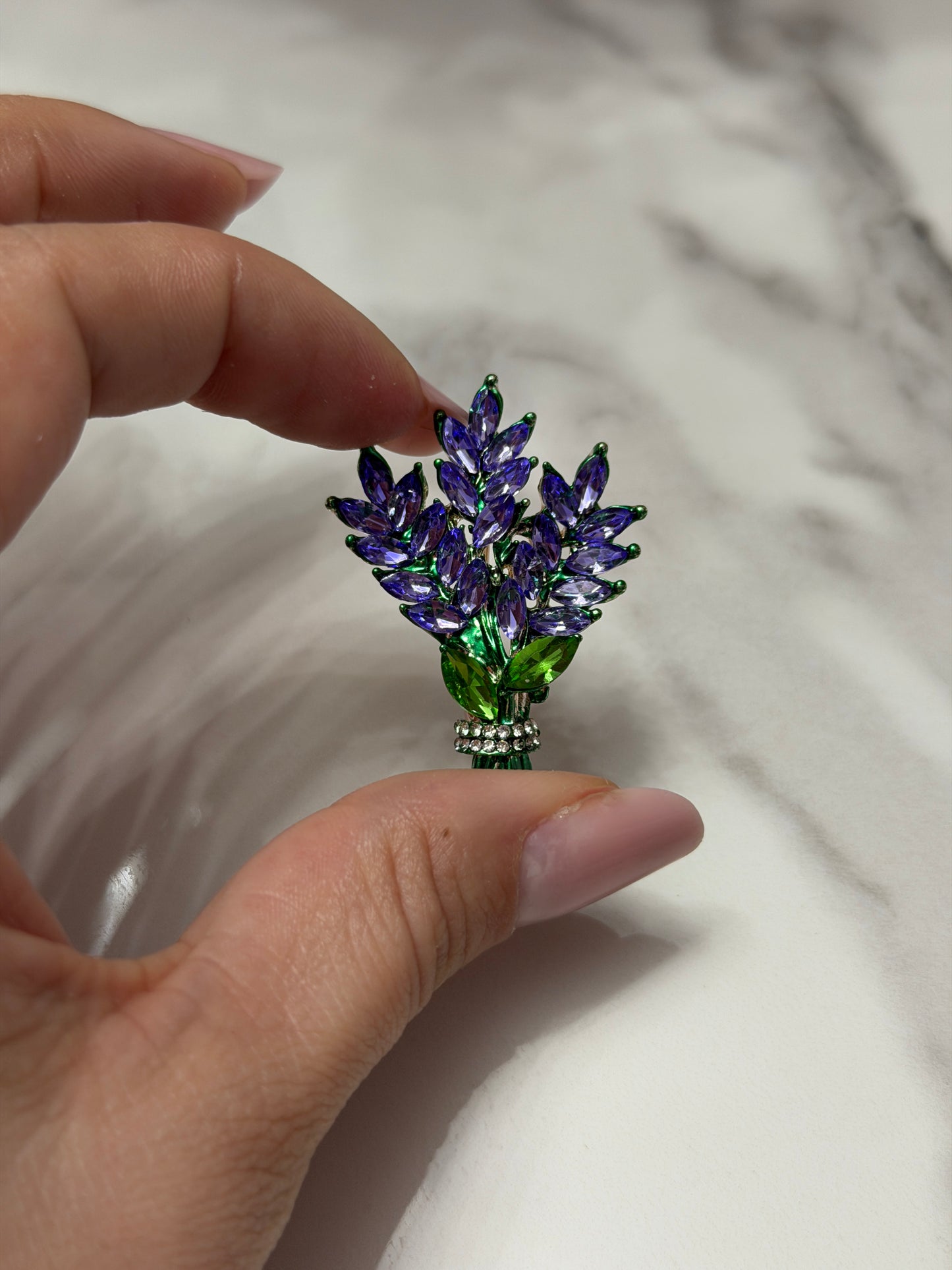 Broșă „Romanța Lavandei”