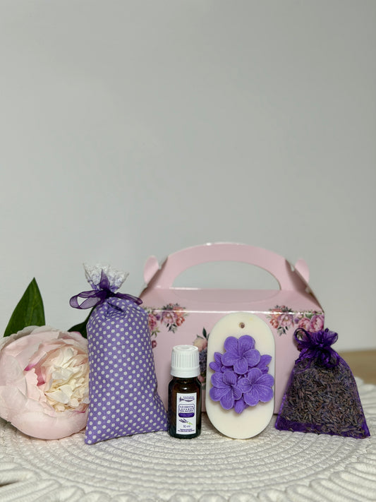 Primăvară în suflet - set cadou cu lavandă pentru 1 și 8 Martie