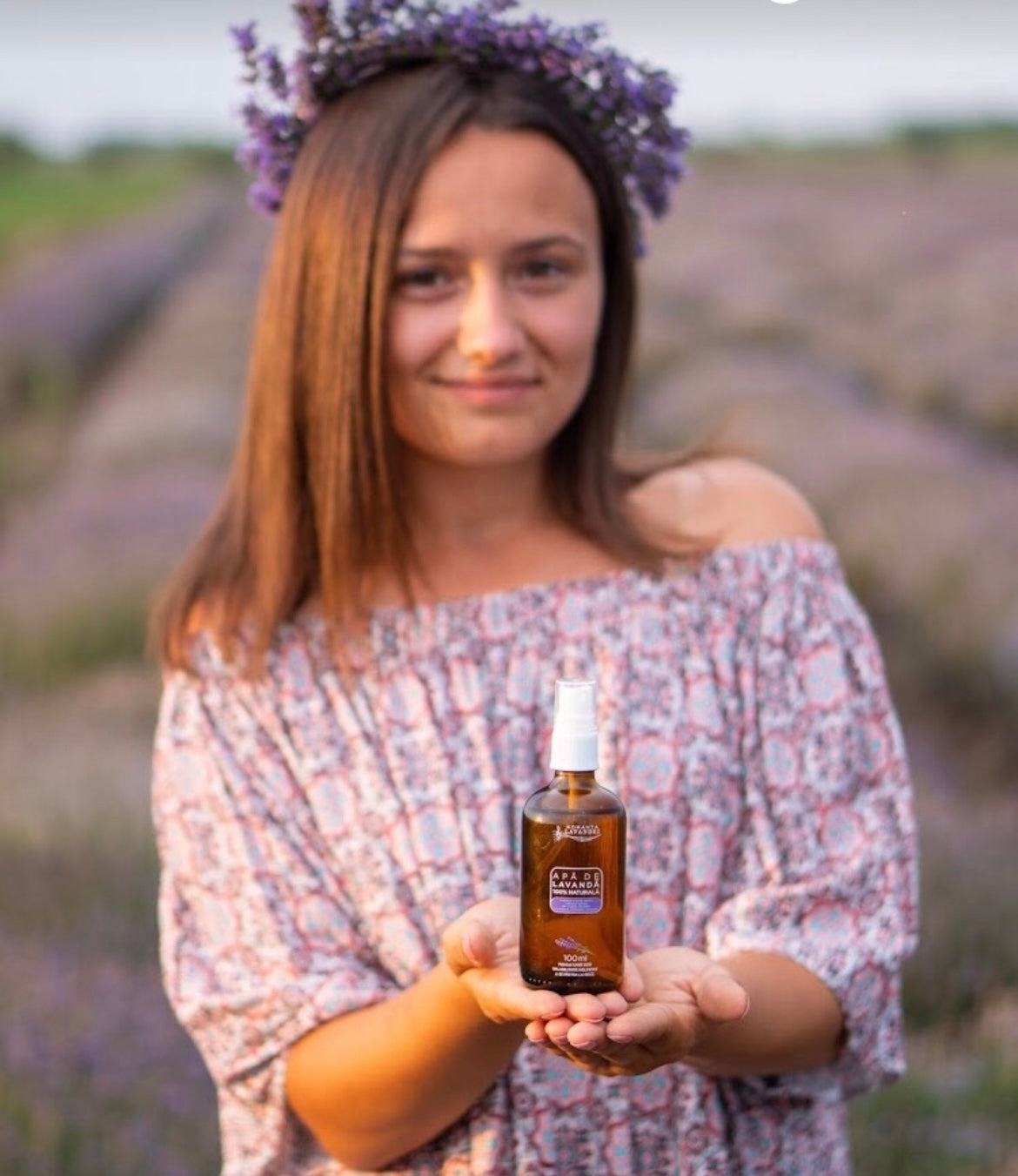 Apă de lavandă Romanța Lavandei - produs natural românesc, realizat în Călărași, prezentat pe câmpul cu lavandă