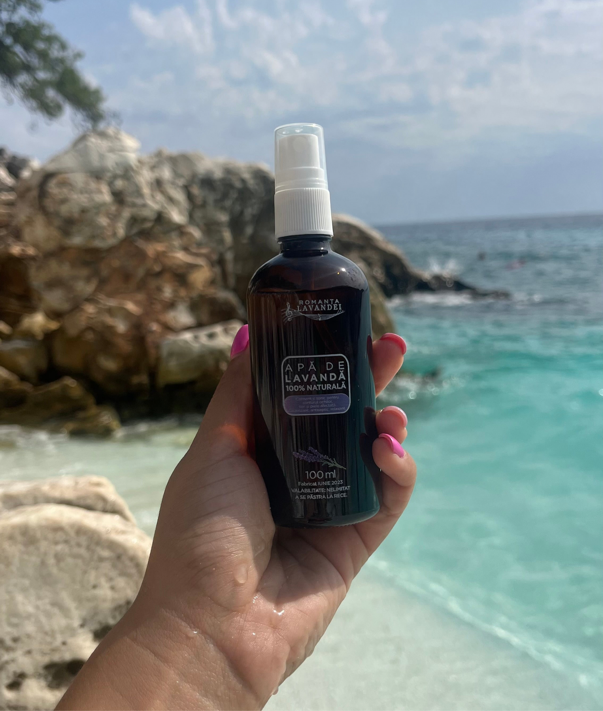 Apă de lavandă Romanța Lavandei - produs natural românesc, perfect pentru relaxare în vacanță și împrospătarea pielii