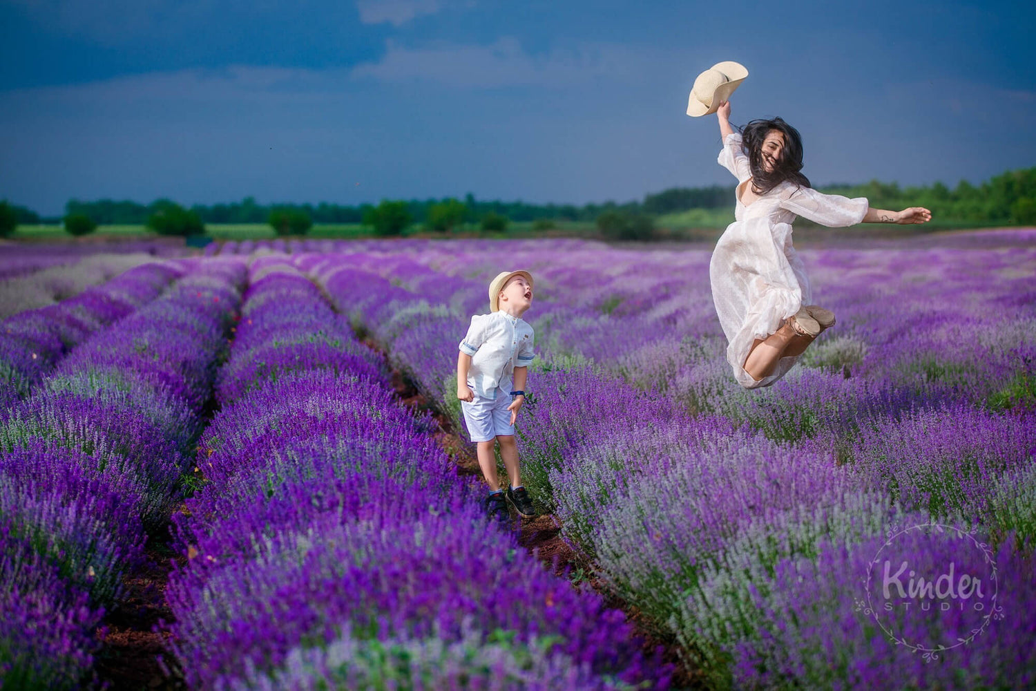 Familie în câmpul cu lavandă Romanța Lavandei, aproape de București. Povestea noastrămov și produse naturale din lavandă