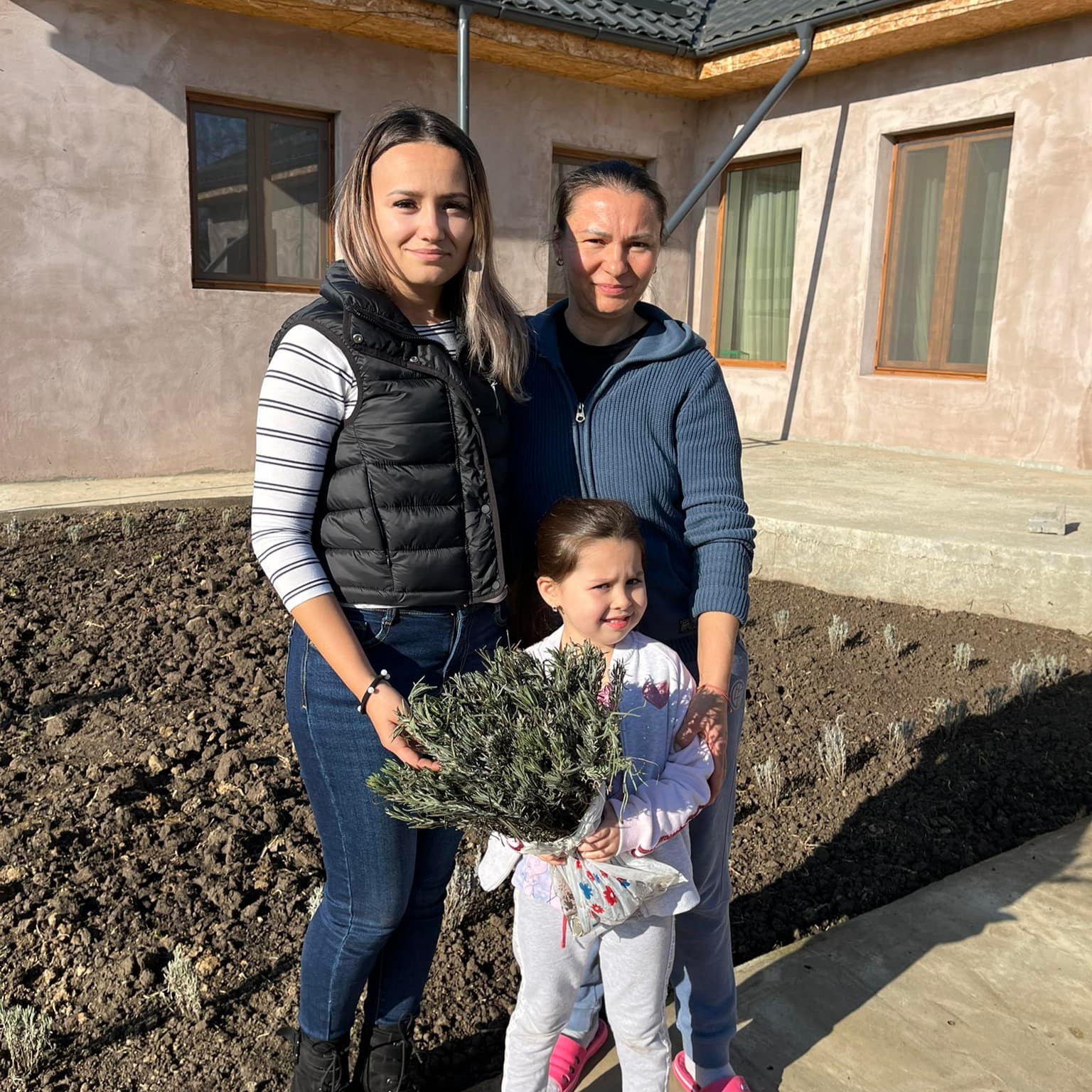 Clienți fericiți cu butașide lavandă Sevtopolis, pregătiți pentru plantare în grădina lor din România, după livrarea coletului